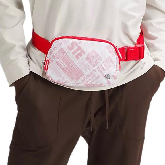 Everywhere Belt Bag Manifesto Print 1L White/Lulu Red - Picture 10 of 11